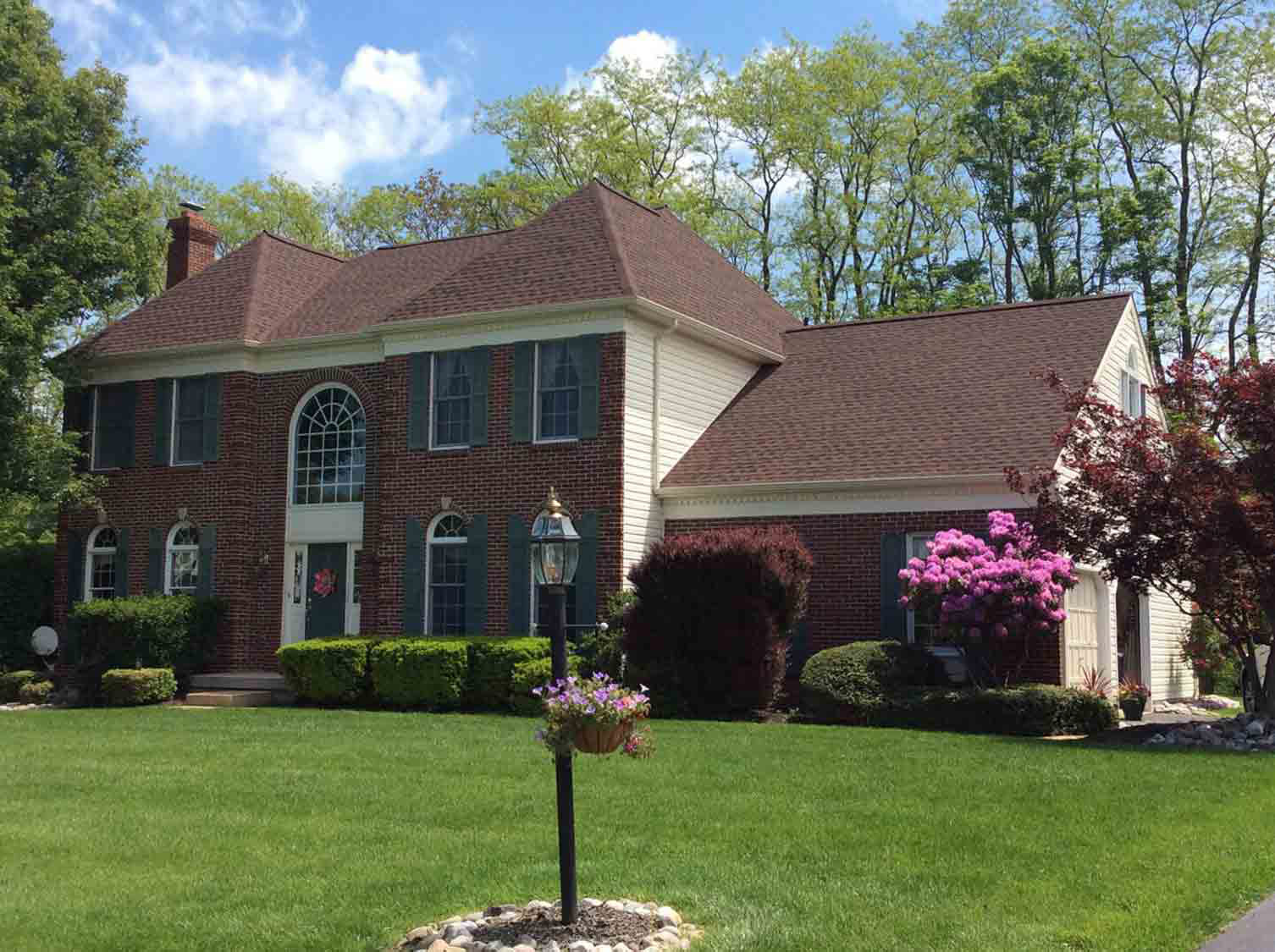 Finished dimensional shingle roof on a brick Pennsylvania home